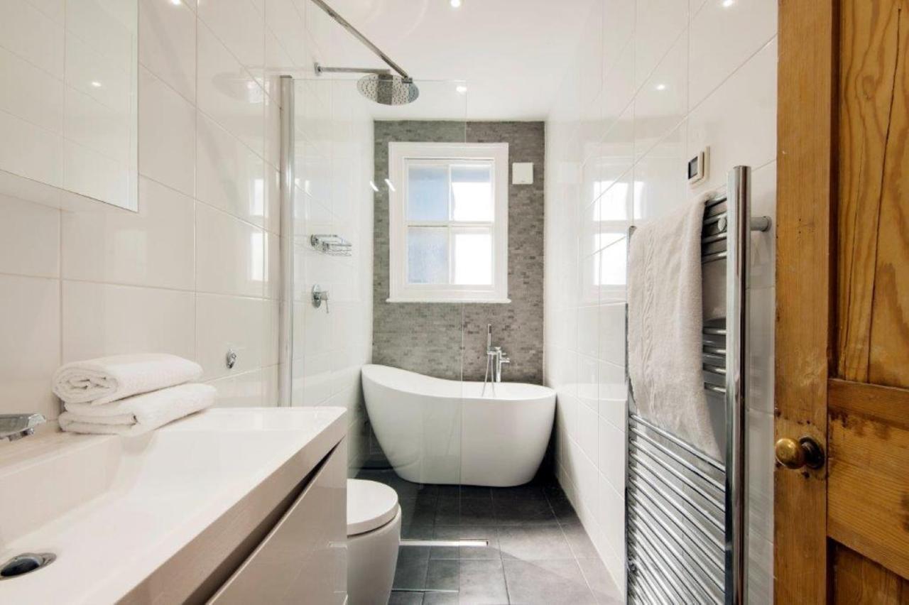 Modern Family Home In London Close To Amenities And Train Extérieur photo